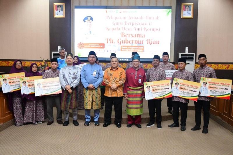 Penuh Kebahagian, Plt Gubri Lepas 11 Penerima Umrah Program CSR PT Riau Petroleum dan BRK Syariah