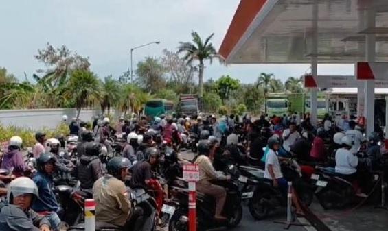 Langka BBM Sebabkan Antrean SPBU di Bali Capai 1 Km, Ketua DPR RI Desak Pertamina Tambah Pasokan