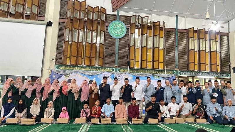 Gapai Mimpi dan Merangkai Senyum Anak-anak Yatim, PHR & KMMBS Salurkan 700 Paket Sekolah